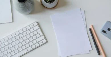 Le rangement d'un bureau offre un espace de comparaison optimal.